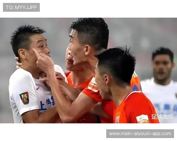 足球主教练怒怼记者：会踢你上！