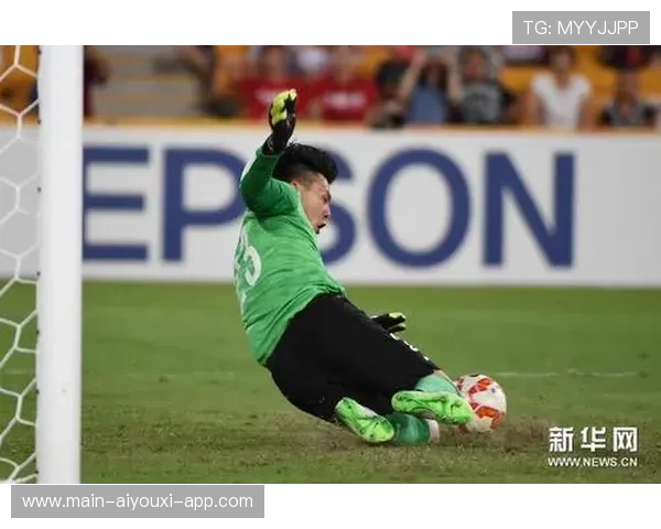 王大雷在训练赛中连续扑出三记近距离重炮 王大雷在训练赛中连续扑出三记近距离重炮